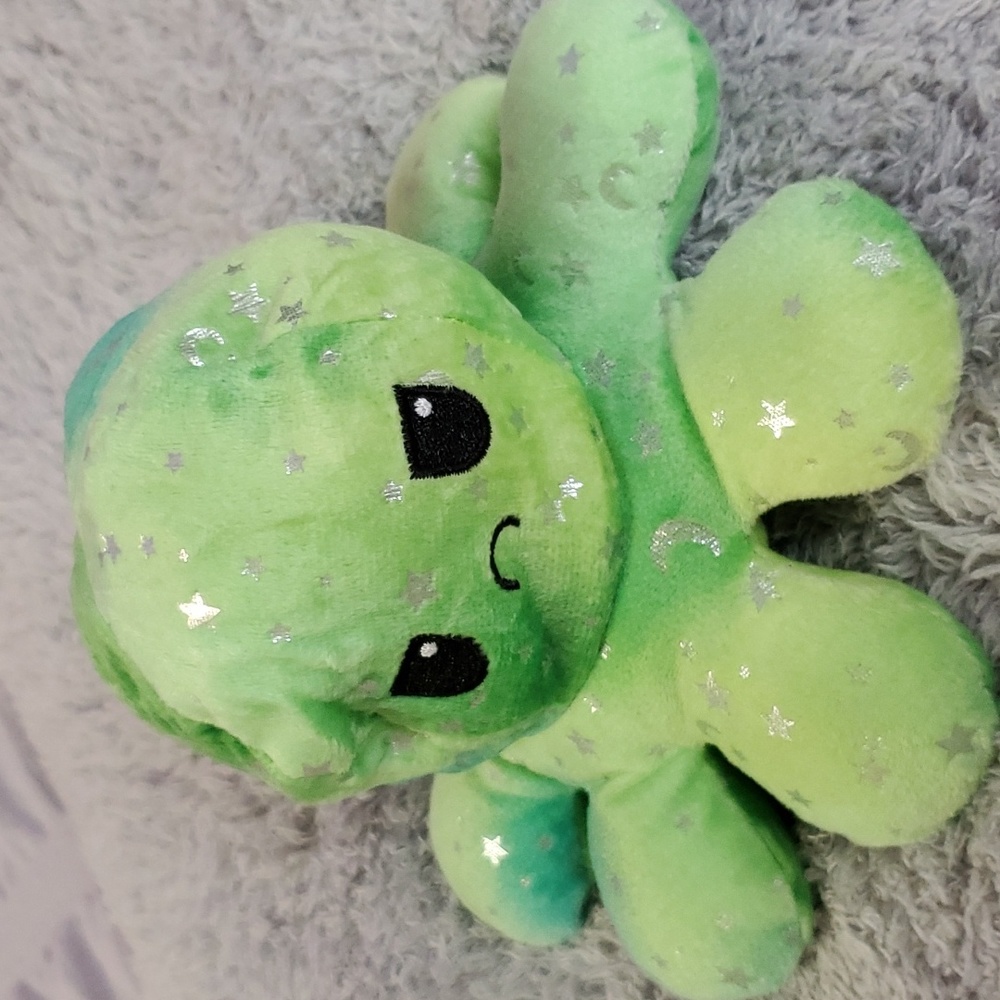 Pastel green kawaii reversible octopus